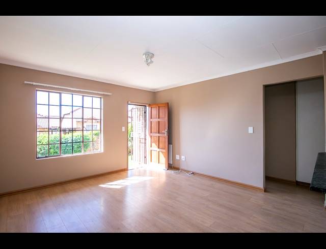 2 BEDROOM SECTIONAL TITLE RENTED IN HONEYDEW MANOR